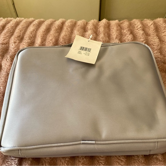 Zip toiletries bag - Picture 3 of 8